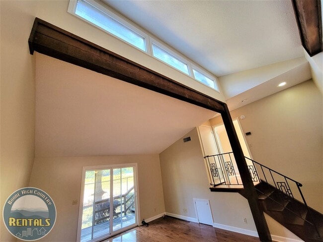 Building Photo - 1/1.5 Townhome located near Boone Golf Course!