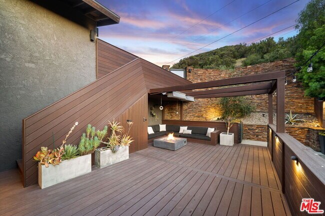 Building Photo - 28207 Laura La Plante Dr