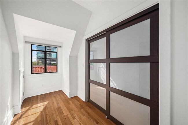 Building Photo - 81 Peachtree Pl NE
