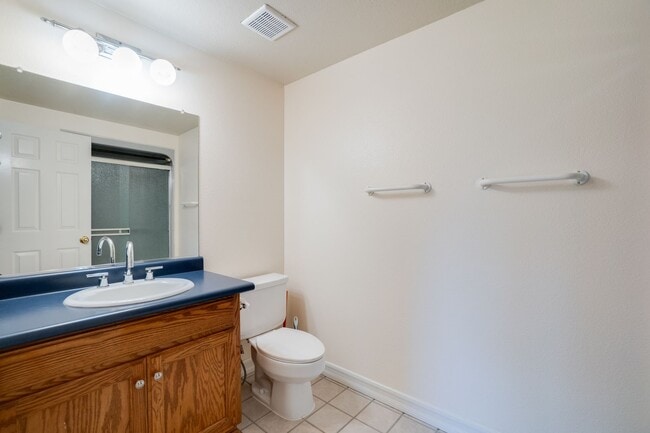 Building Photo - 2 Bedroom Condo For Rent