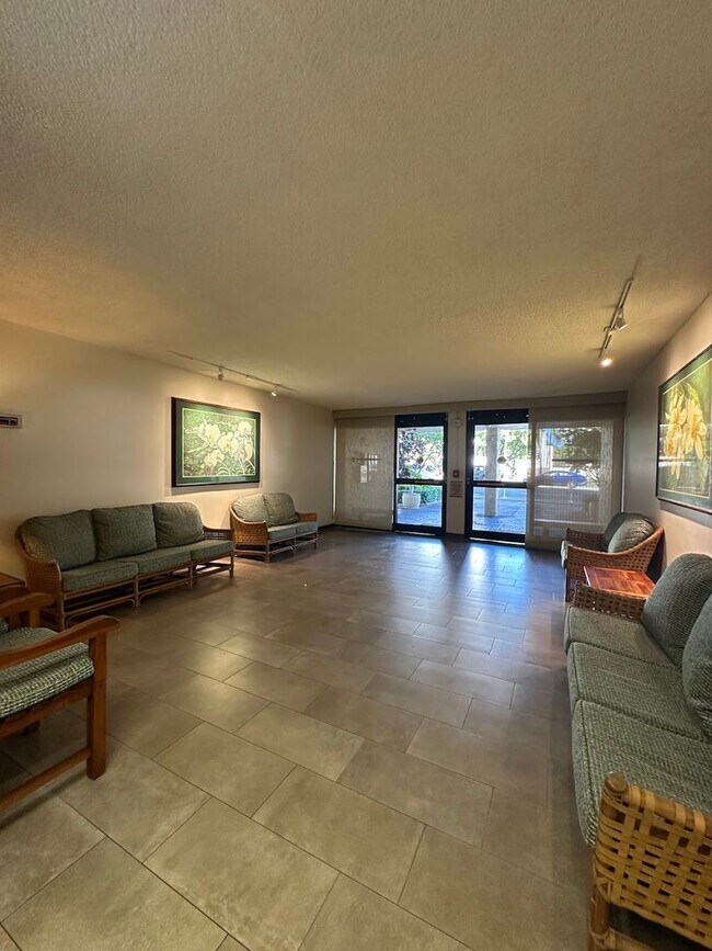 Building Photo - Roya Court Furnished 1 bed, 1 ba, 1 parkin...