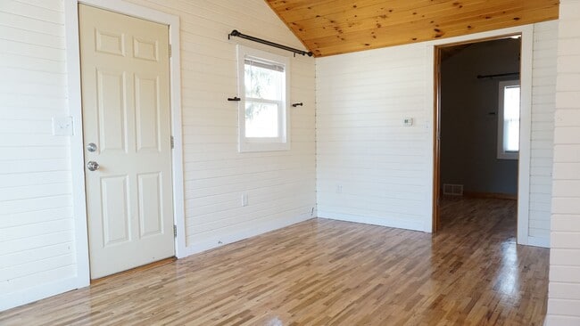 Building Photo - Cozy Cottage with garage and fenced yard