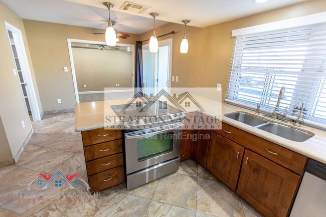 Building Photo - 944 W Meseto Ave