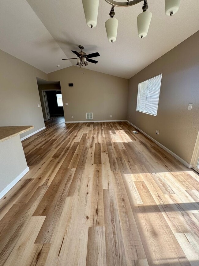 Building Photo - 2 Bedroom +Office in Stratmoor Valley