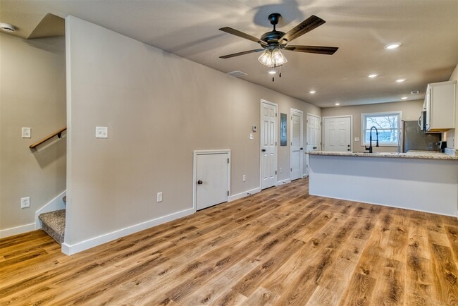 Building Photo - 913 W 9th St