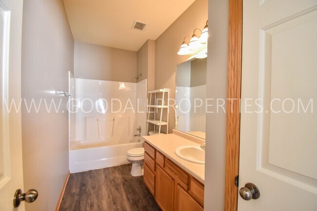 Building Photo - 2 Bedroom 2 Bath Condo with 1 car detached garage