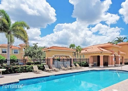 Building Photo - 3 br, 2.5 bath Townhome - 10671 SW 7th St ...