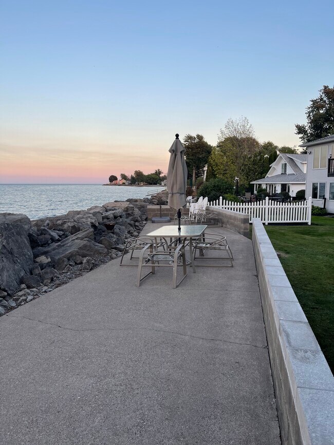 Building Photo - 6588 Shore Acres Dr