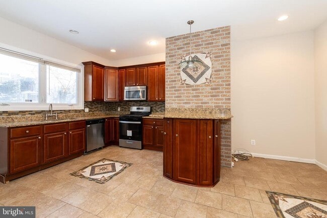 Building Photo - 724 E Locust Ave