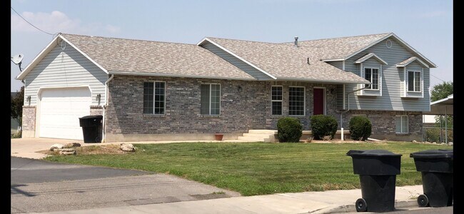 Building Photo - Beautiful home in Clinton with sport pad and playground
