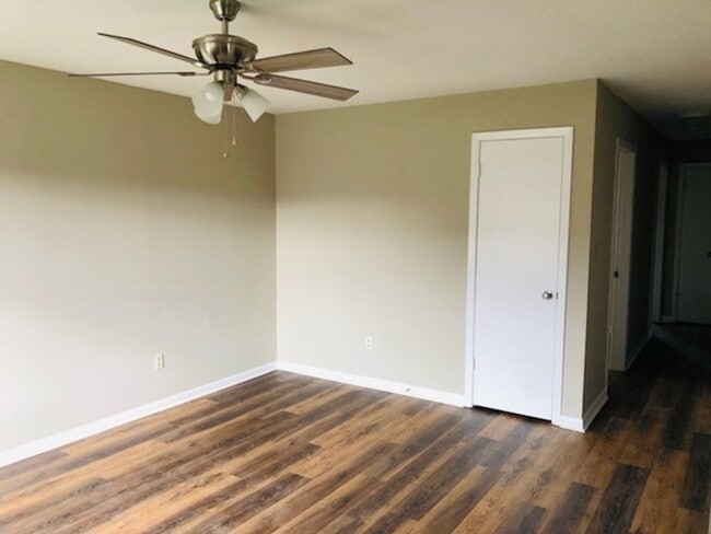 Building Photo - 3 Bedroom 1.5 Bathroom with Garage