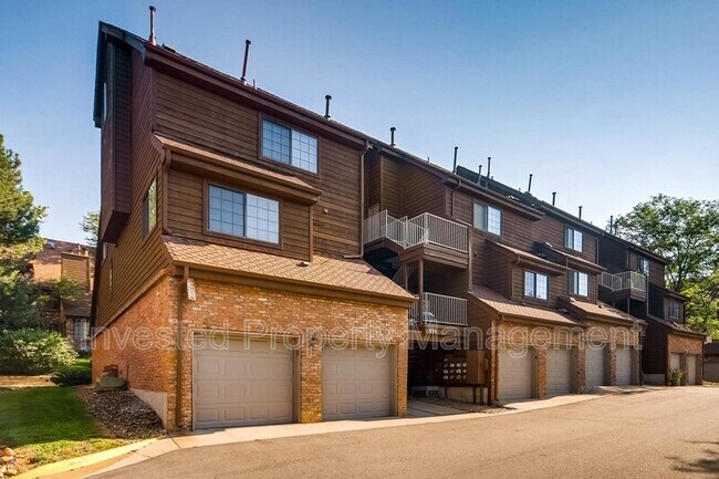 Building Photo - 830 S Vance St