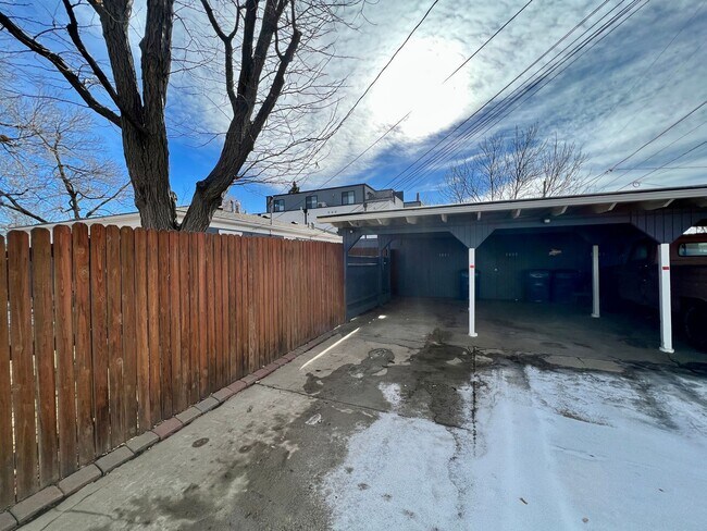 Building Photo - $0 DEPOSIT OPTION. CLASSIC CHARACTER MEETS COMFORT: 2-BED, 1-BATH IN AN INVITING TRIPLEX