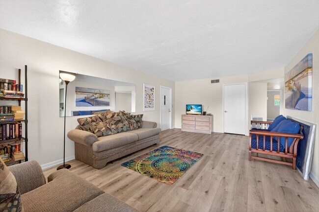 Building Photo - Furnished or unfurnished 2 bedroom Condo Overlooking Golf Course