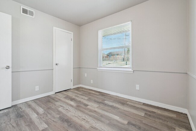 Building Photo - 3 bed, 1 bath home in OKC,OK