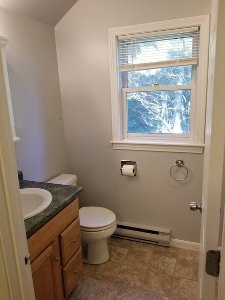 Building Photo - 11 Farmgate Rd