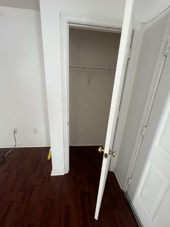 Building Photo - Spacious End Unit Townhome - 3 Bedrooms & ...