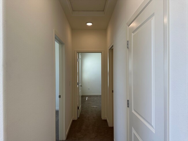 Building Photo - Beautiful Sun Valley Townhome!