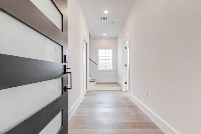 Building Photo - 5636 Dolores St