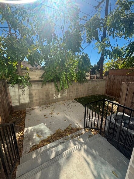 Building Photo - 630 1/2 W 79th St