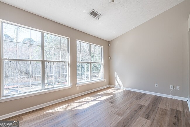 Building Photo - 5755 Lakeview Cir