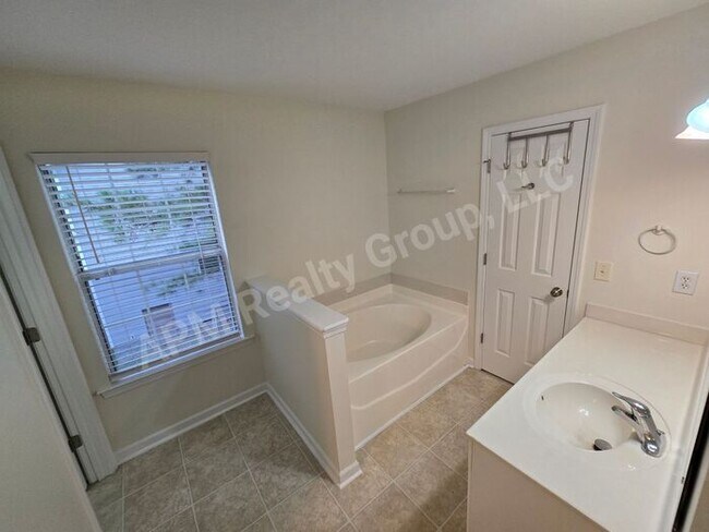 Building Photo - Four bedroom home off Hardscrabble