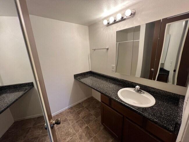 Building Photo - 2 Bed 2 Bath newly remodeled downstairs Unit