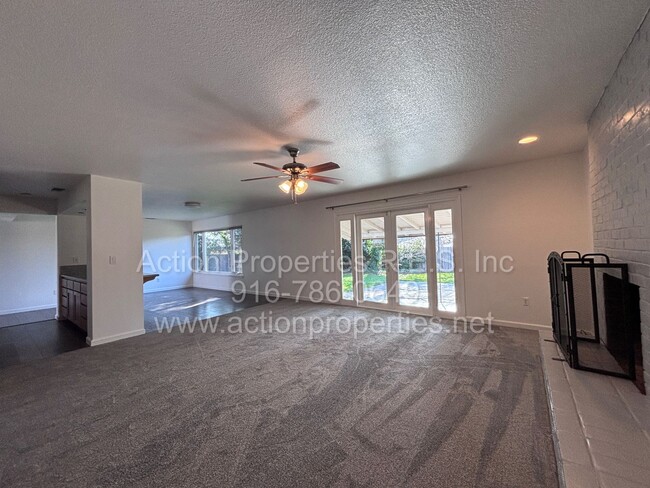 Building Photo - Central Roseville, Close to Shopping and Parks, 3 Bedroom 2 Bathrooms, 1536sq feet