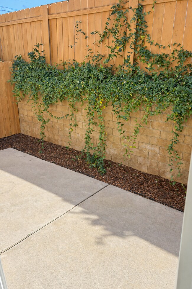 Building Photo - 1 Bed / 1 Bath Condo for Lease – Walk to Downtown La Mesa!