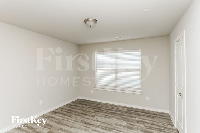 Building Photo - 616 Ava Trl