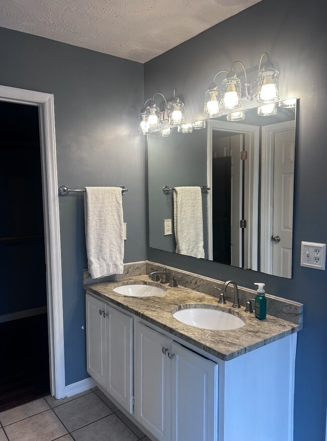 Building Photo - 137 Haywood Dr