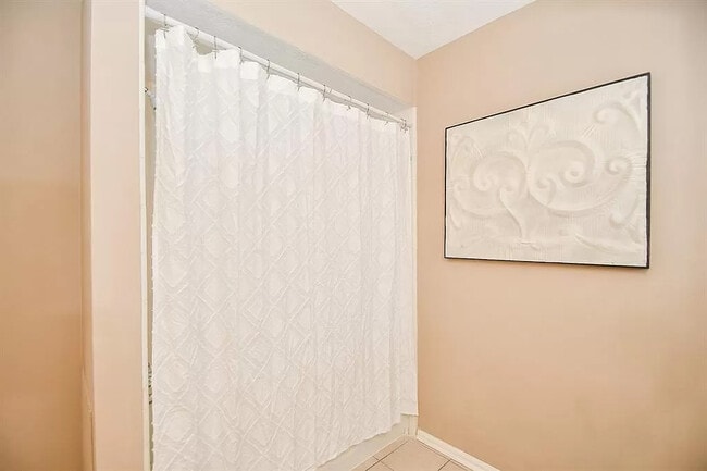 Building Photo - 10807 Sugar Hill Dr