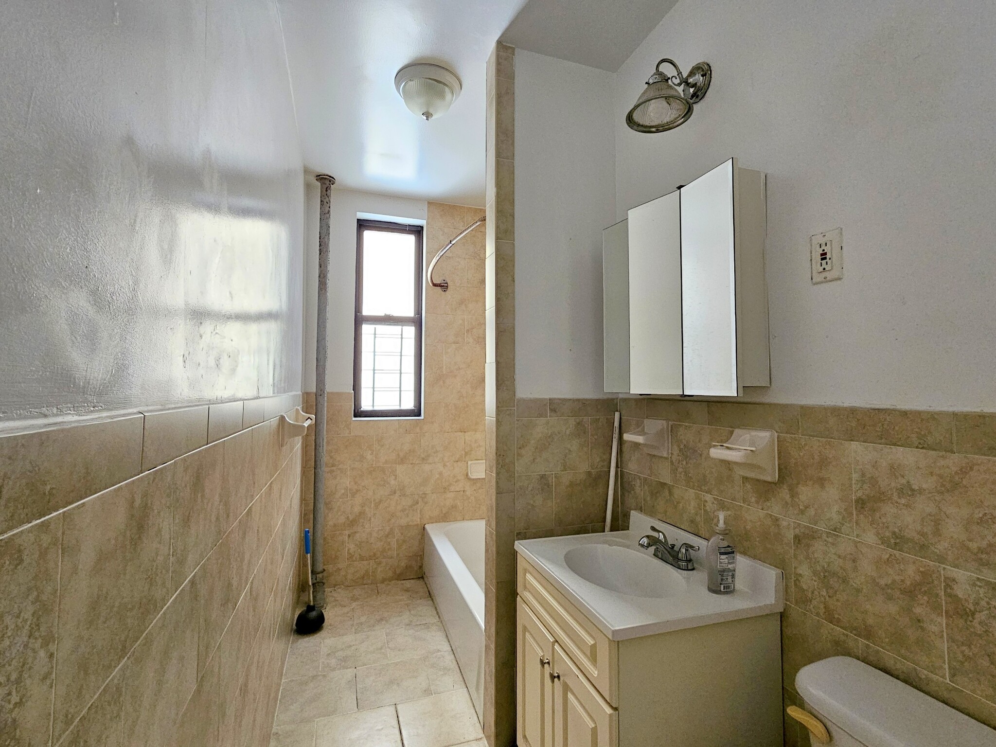 Building Photo - 850 W 176th St