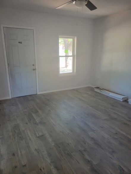 Building Photo - 515 W 7th Ave