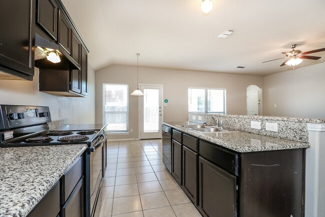 Building Photo - 3112 Royal Crest Dr