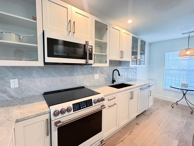 Building Photo - 1030 Silk Oak Terrace