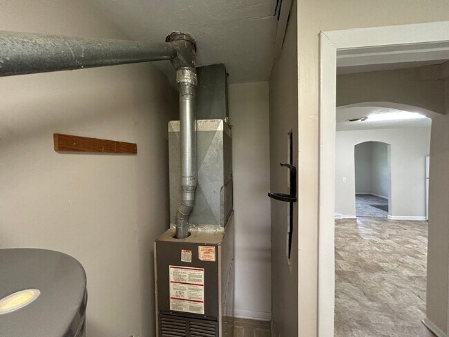 Building Photo - 2 Bed- 1 Bath - Single Family Home