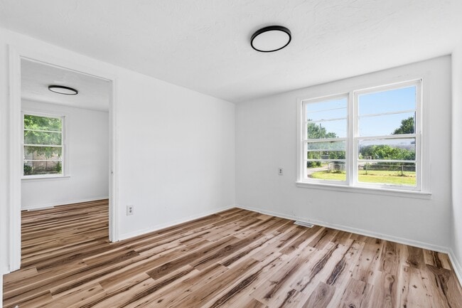 Building Photo - 420 W 25th St