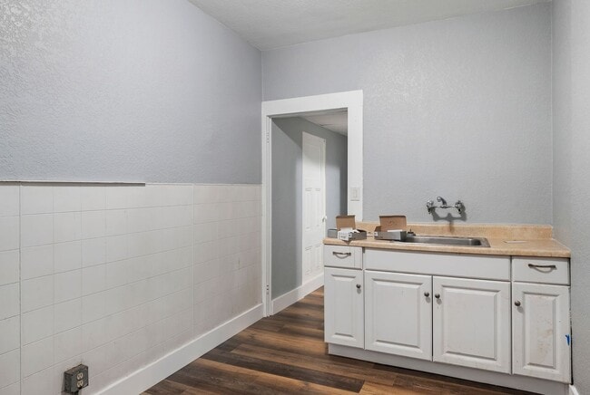 Building Photo - Modern 10-Room Downtown Gem – Ideal for Flexible Housing Use!