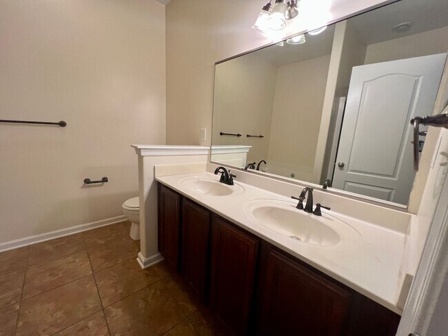 Building Photo - Available Now! 2nd Story, 3 Bed, 2.5 Bath Condo with Screened-in Balcony in Adams Landing