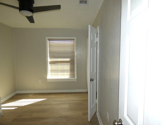 Building Photo - 1405 S Jefferson St