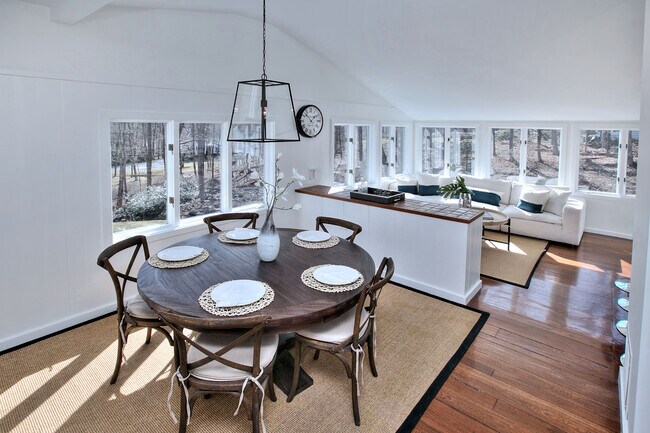 Building Photo - 562 Canoe Hill Rd