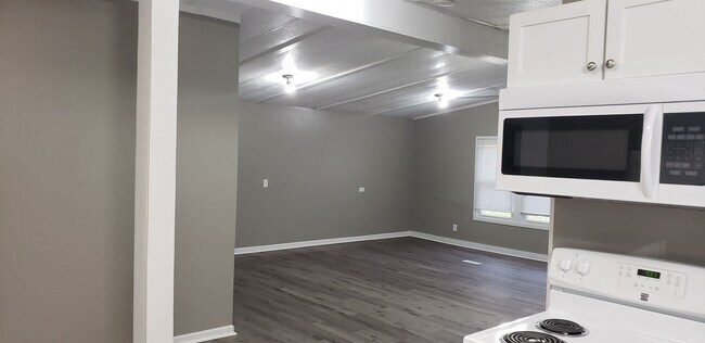Building Photo - 3 bedroom 2 bath