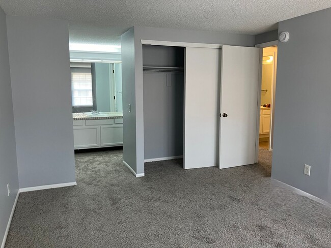 Building Photo - Coming Soon! Charming Townhome South Aurora