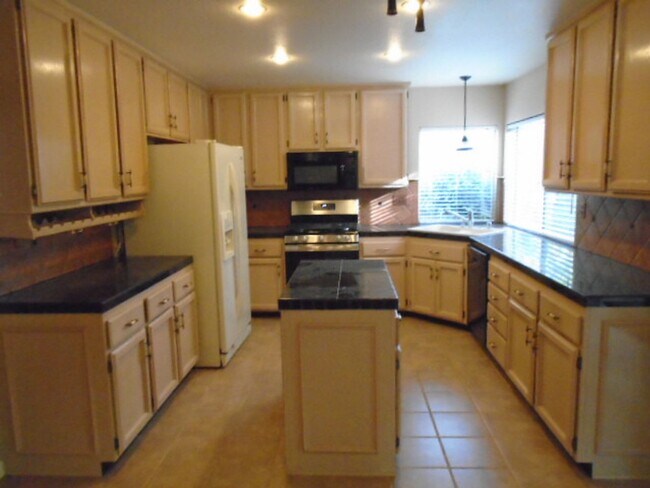 Building Photo - NICE TWO STORY, 3 BEDROOM, 3 FULL BATHROOM...
