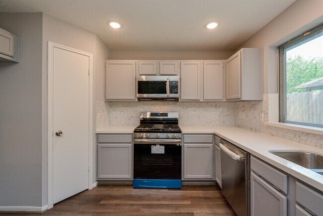 Building Photo - 10302 Tablerock Dr