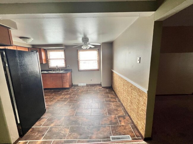 Building Photo - 3431 E Grange Ave