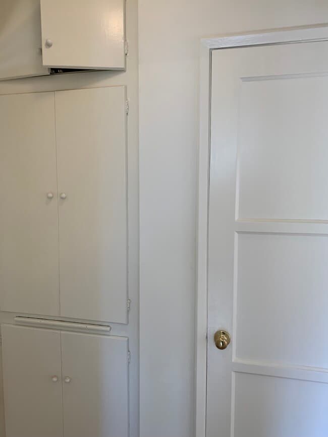 Building Photo - 408 N Doheny Dr