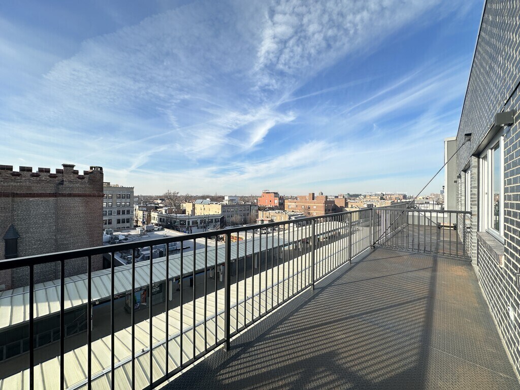 Building Photo - 941 W Belmont Ave