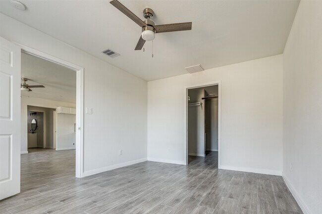 Building Photo - 5874 Belcrest St